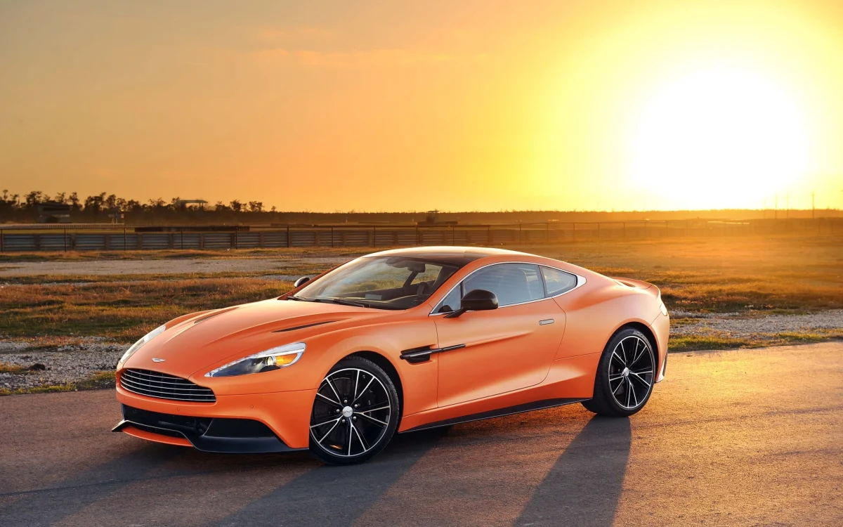 Помаранчевий Aston Martin Vanquish на гоночній трасі