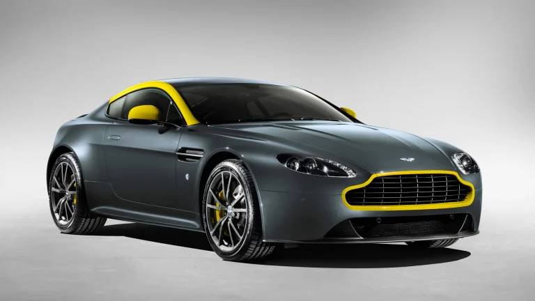 сірий aston martin v8 vantage з яскравими жовтими акцентами, aston martin v8 vantage n430, aston martin, астон мартін, диски, колеса, купе, машини, автомобілі, спорткари, фари, авто