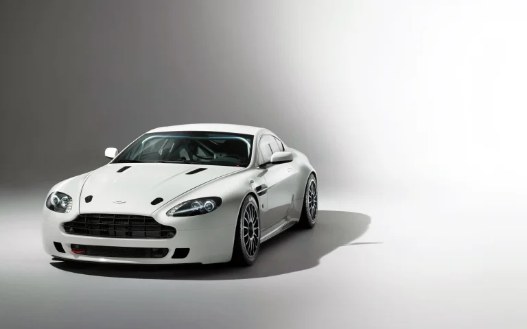 білосніжний aston martin v8 vantage у студійному світлі, aston martin vantage gt4 2014 року, aston martin, астон мартін, диски, колеса, купе, машини, автомобілі, спорткари, фари, авто