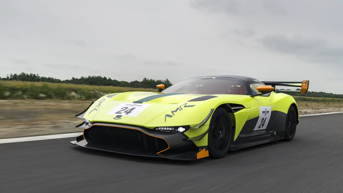 Гоночный Aston Martin Vulcan AMR Pro на треке