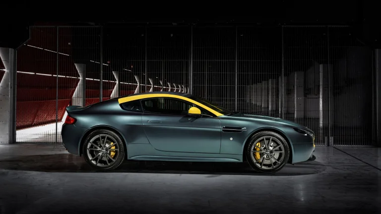 сірий aston martin v8 vantage з жовтими акцентами у темному ангарі, aston martin v8 vantage n430, aston martin, астон мартін, диски, колеса, інтер'єри, купе, машини, автомобілі, спорткари, авто