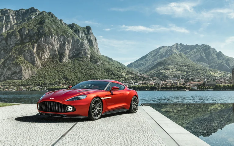 червоний aston martin vanquish zagato на тлі італійського озера комо, aston martin vanquish zagato, aston martin, астон мартін, гори, вершини, пагорби, диски, колеса, літо, машини, автомобілі, міста, місто, озера, водойми, пейзажі, спорткари, авто