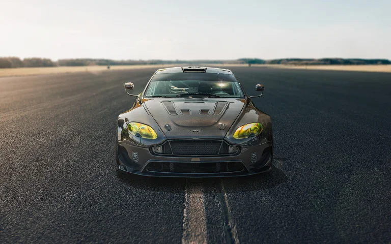 гоночний aston martin vantage gt3 на порожній асфальтовій трасі, aston martin vantage gt3, aston martin, астон мартін, дороги, шляхи, траси, шосе, магістралі, автостради, проспекти, проїзди, захід сонця, машини, автомобілі, спорткари, фари, авто