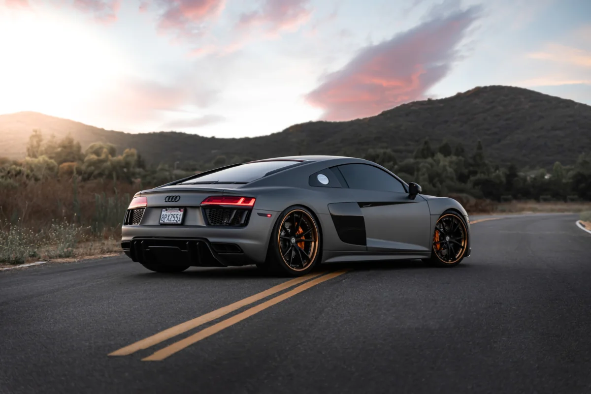 Серый Audi R8 на пустой дороге