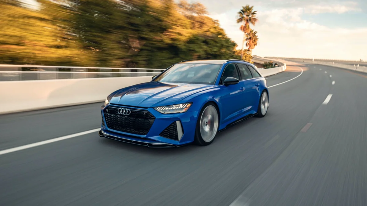 Синий универсал Audi RS6 Avant на скоростной трассе