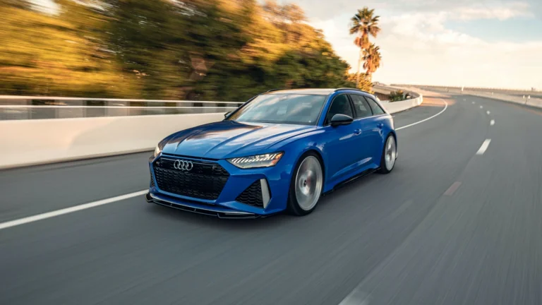Синий универсал Audi RS6 Avant на скоростной трассе