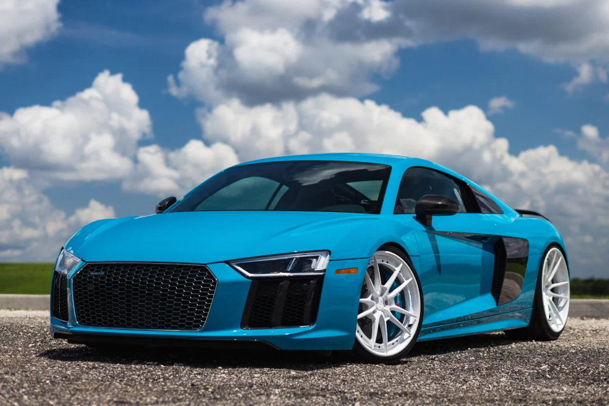Ярко-голубой Audi R8 на фоне летнего неба