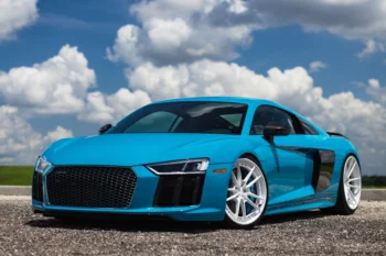 Ярко-голубой Audi R8 на фоне летнего неба