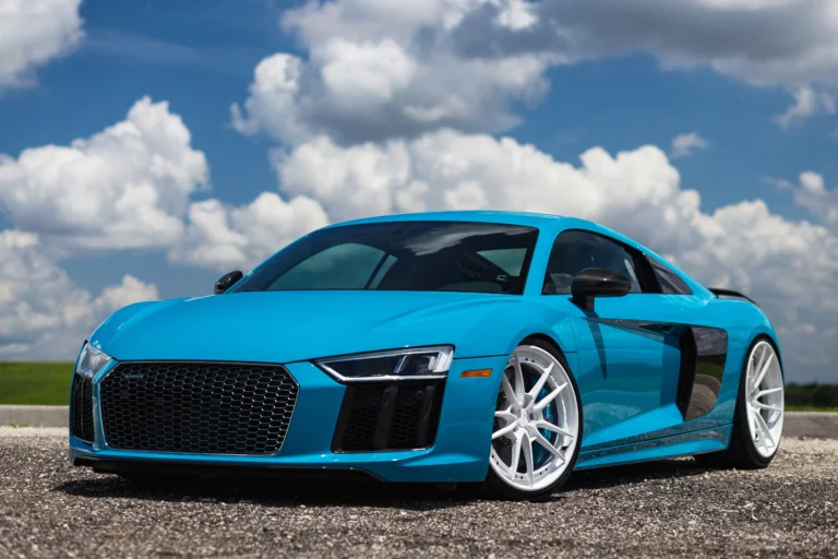 Ярко-голубой Audi R8 на фоне летнего неба