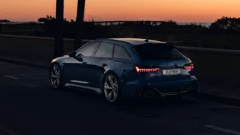 Синий универсал Audi RS6 на фоне закатного неба