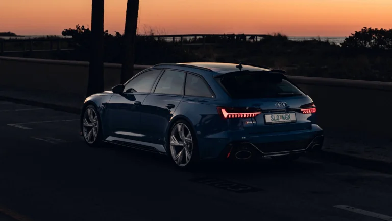 Синий универсал Audi RS6 на фоне закатного неба
