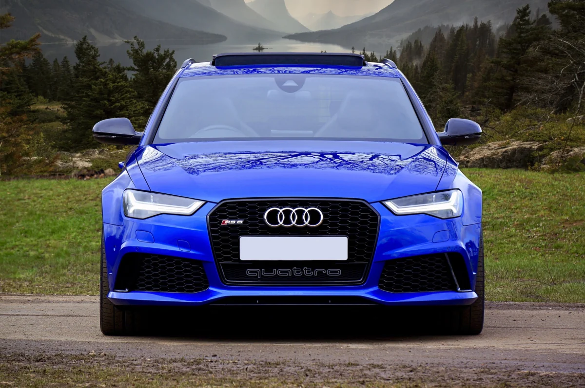 Синий Audi RS6 на фоне горного озера