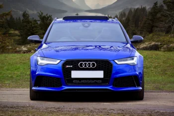 Синий Audi RS6 на фоне горного озера