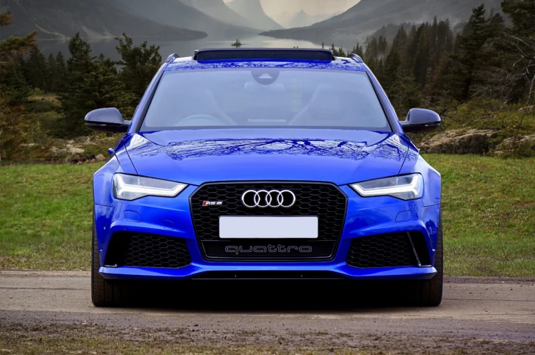 Синий Audi RS6 на фоне горного озера