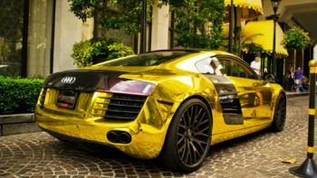 Золотистый Audi R8 на мощеной улице у отеля