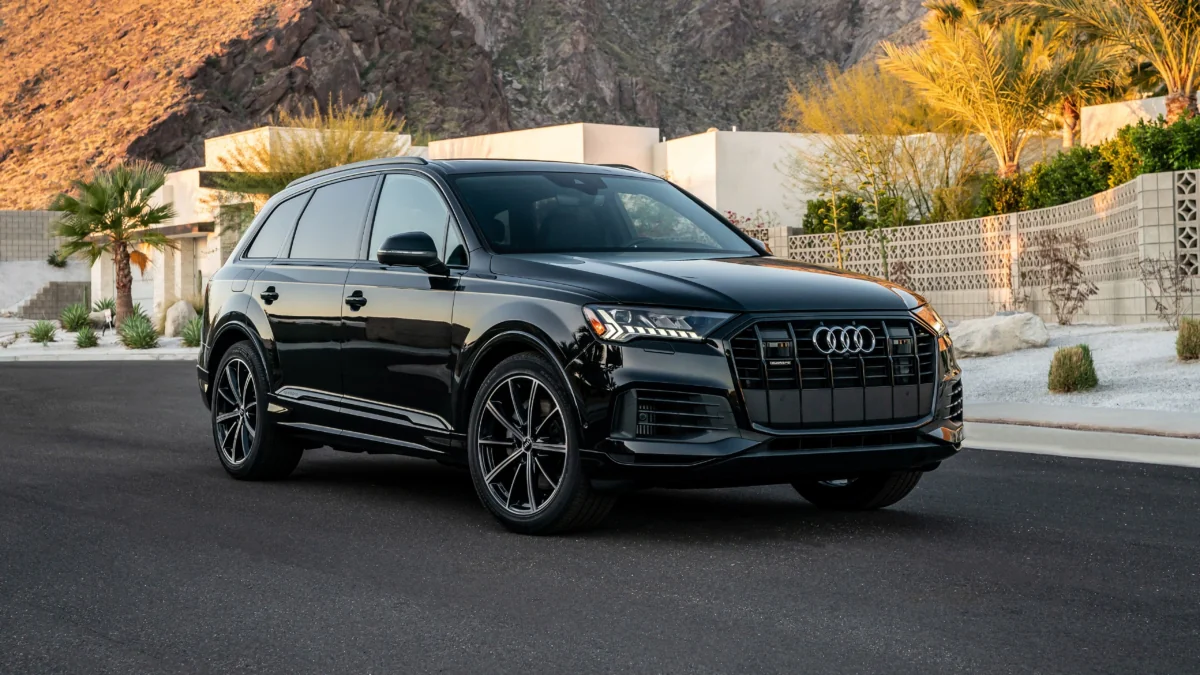 Черный кроссовер Audi Q7 на фоне калифорнийских гор