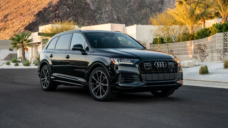 Черный кроссовер Audi Q7 на фоне калифорнийских гор