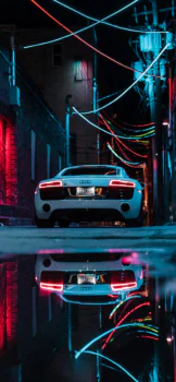 Белый Audi R8 в неоновом свете ночного переулка