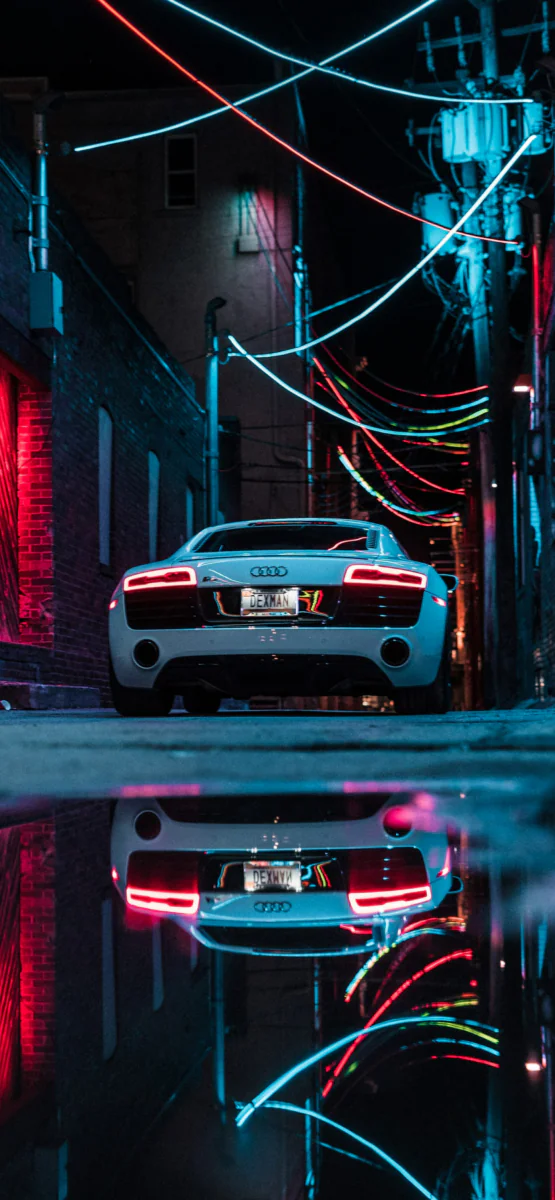 Белый Audi R8 в неоновом свете ночного переулка