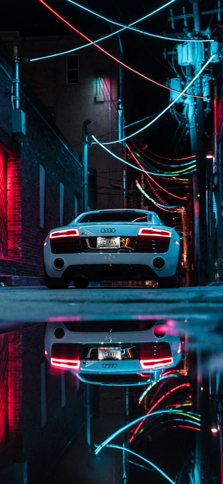 Белый Audi R8 в неоновом свете ночного переулка