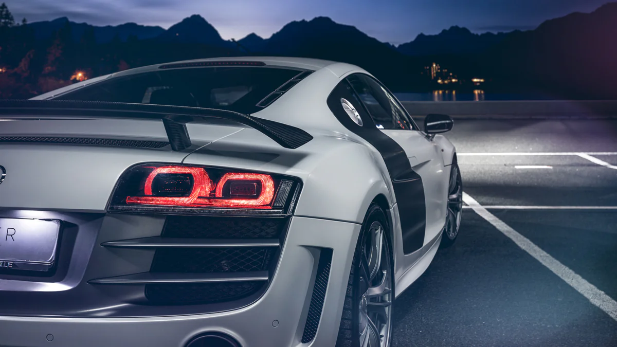 Белый Audi R8 на парковке у озера в сумерках