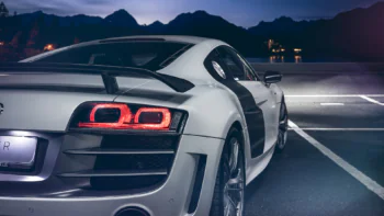 Белый Audi R8 на парковке у озера в сумерках