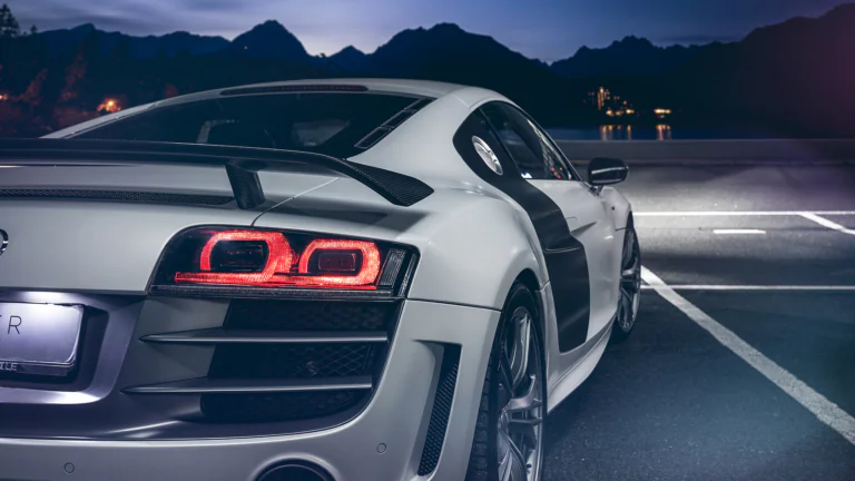 Белый Audi R8 на парковке у озера в сумерках