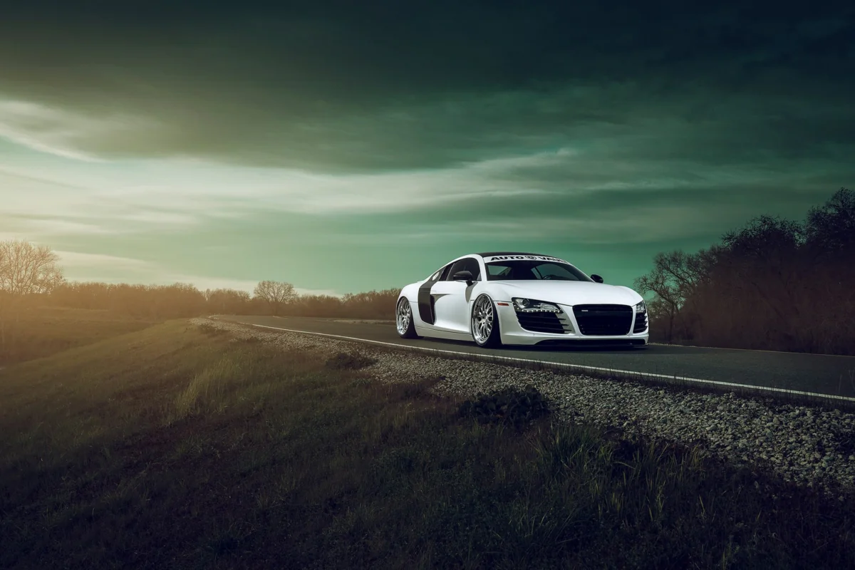 Белый Audi R8 на пустой загородной дороге
