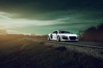 Белый Audi R8 на пустой загородной дороге
