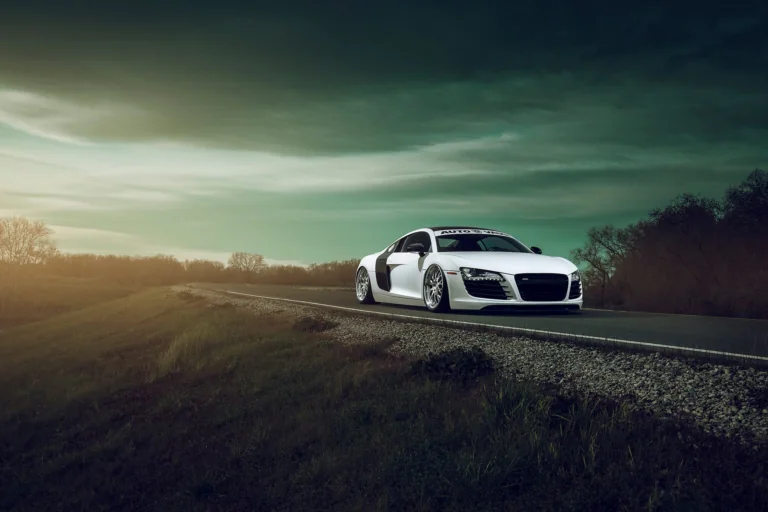 Белый Audi R8 на пустой загородной дороге