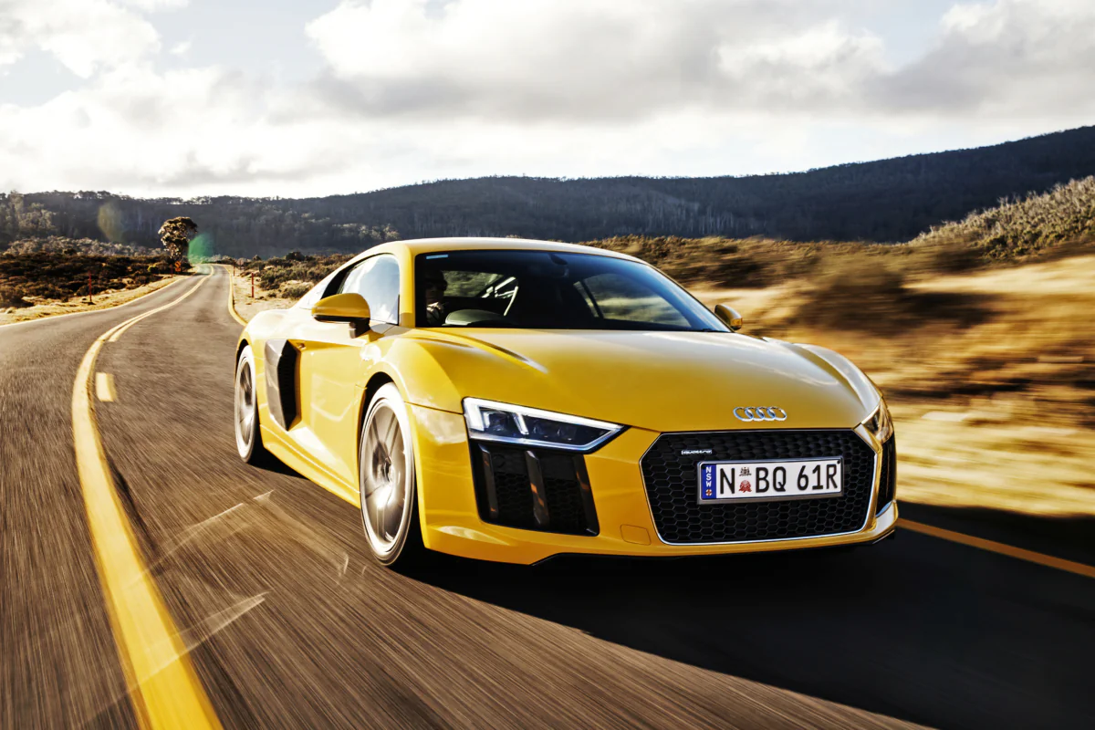 Желтый Audi R8 на скоростном шоссе в Австралии