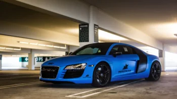 Матовая синяя Audi R8 на парковке