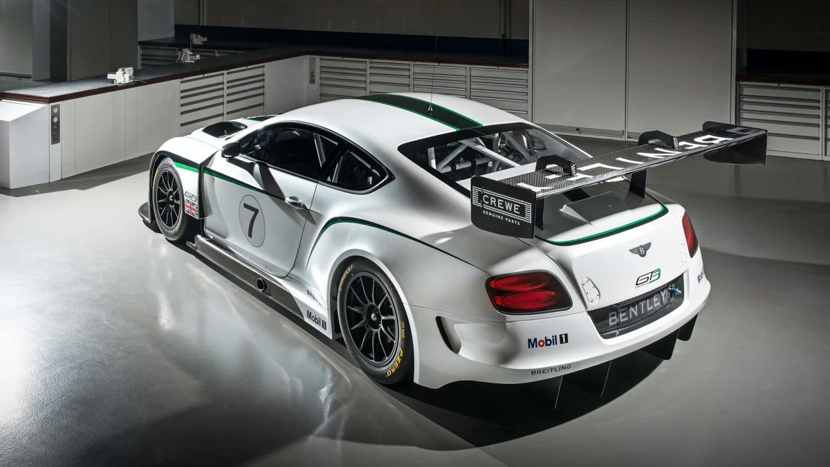 Гоночный Bentley Continental GT3 в светлом боксе мастерской