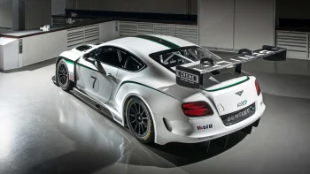 гоночный bentley continental gt3 в светлом боксе мастерской, bentley continental gt3, bentley, бентли, диски, колеса, карбон, машины, автомобили, спорткары, тюнинг, авто