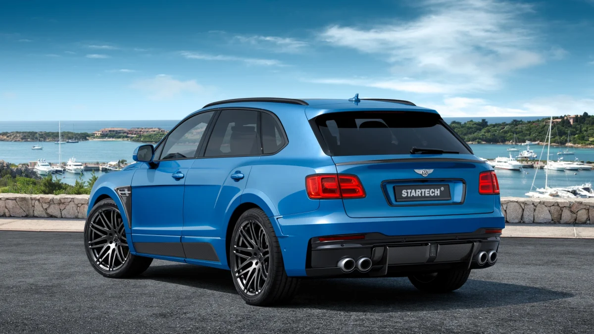 Синій Bentley Bentayga Startech на тлі морського узбережжя