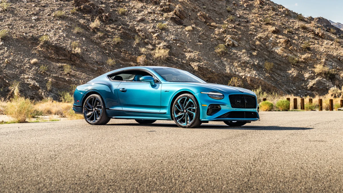 бирюзовый bentley continental gt на фоне каменистых холмов, bentley continental gt, bentley, бентли, горы, вершины, холмы, диски, колеса, дороги, пути, трассы, шоссе, магистрали, автострады, проспекты, проезды, купе, машины, автомобили, тюнинг, фары, авто
