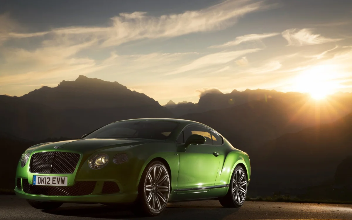 Зеленый Bentley Continental GT на фоне альпийского заката