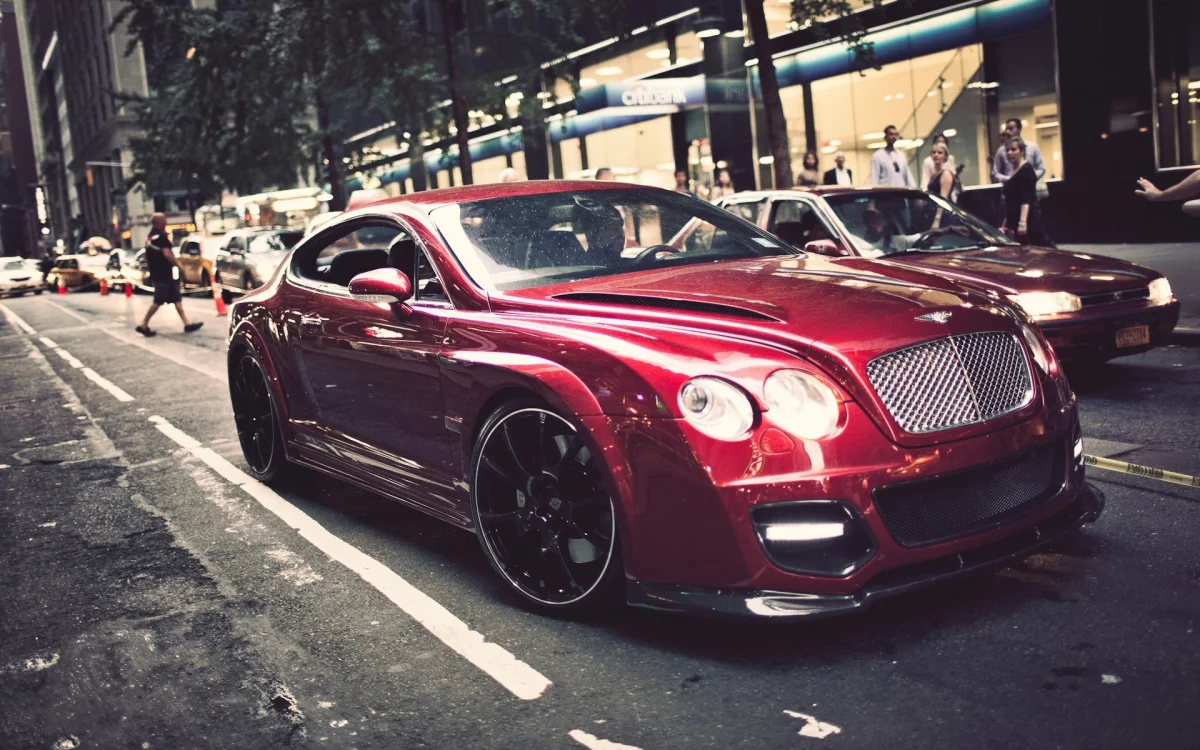 червоний bentley continental на жвавій вулиці нью-йорка, bentley continental, bentley, бентлі, вулиці, диски, колеса, дороги, шляхи, траси, шосе, магістралі, автостради, проспекти, проїзди, машини, автомобілі, седани, спорткари, фари, авто