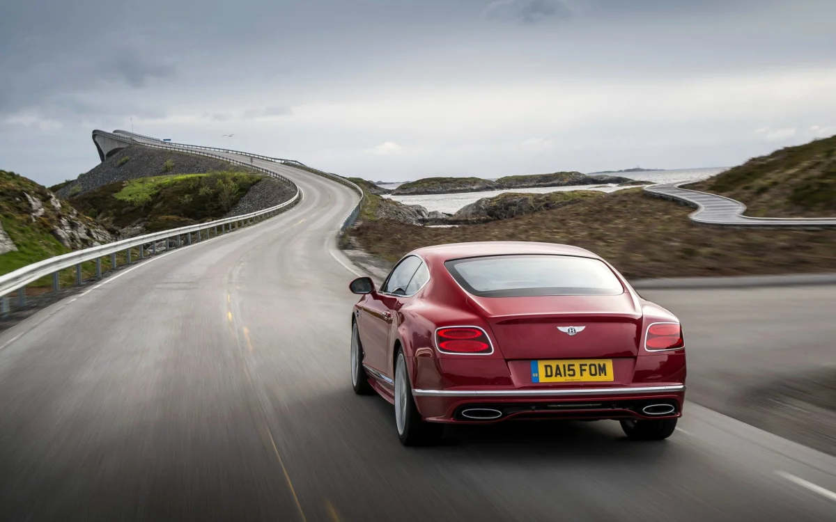 червоний bentley continental gt на звивистій дорозі в норвегії, bentley continental, bentley, бентлі, дороги, шляхи, траси, шосе, магістралі, автостради, проспекти, проїзди, машини, автомобілі, мости, пейзажі, рух, швидкість, авто