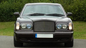 черный bentley arnage на фоне британской зелени, bentley arnage, bentley, бентли, кустарники, машины, автомобили, седаны, трава, травы, газоны, фары, авто