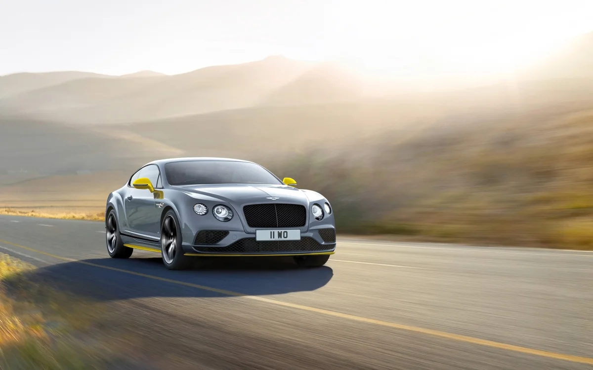 Сірий Bentley Continental GT на гірській дорозі