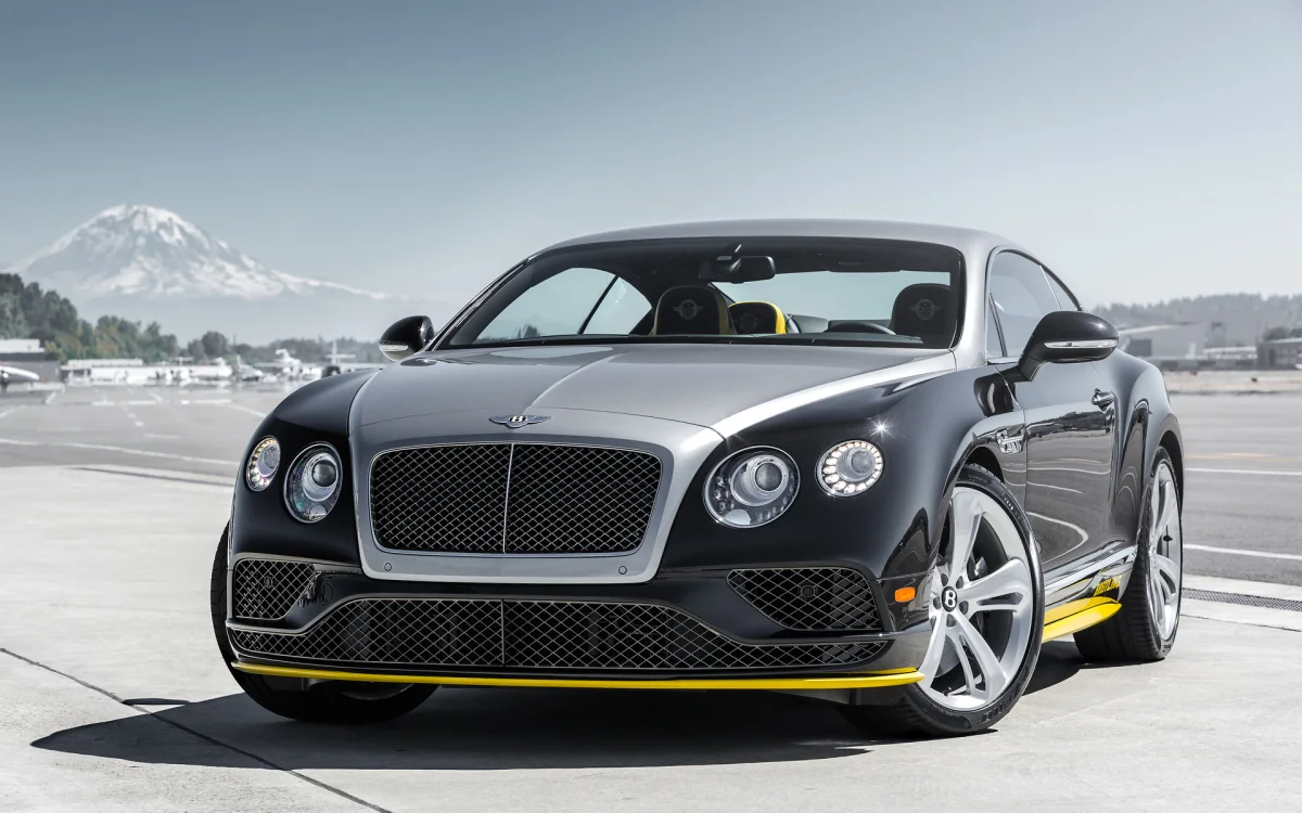 Bentley Continental GT на фоне заснеженной вершины горы Рейнир