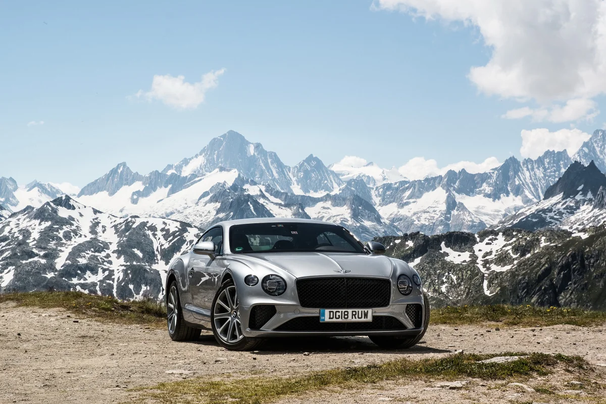Серебристый Bentley Continental GT на фоне заснеженных Альп