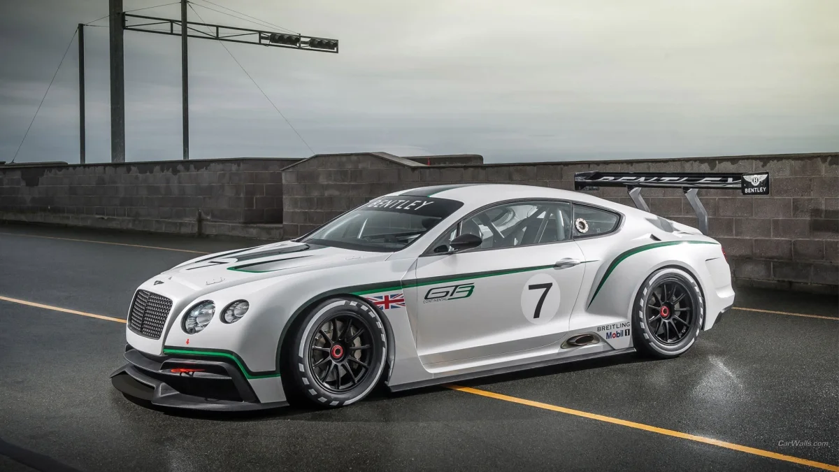 Гоночный Bentley Continental GT3 на влажном асфальте