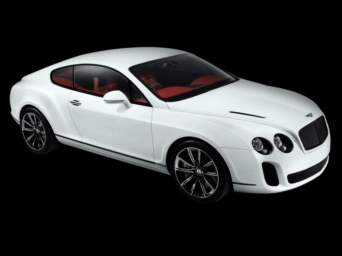 Білосніжний Bentley Continental Supersports на чорному тлі