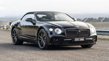 чорний bentley continental gt convertible на порожній заміській дорозі, bentley continental gt, bentley, бентлі, диски, колеса, дороги, шляхи, траси, шосе, магістралі, автостради, проспекти, проїзди, кабріолети, машини, автомобілі, фари, авто