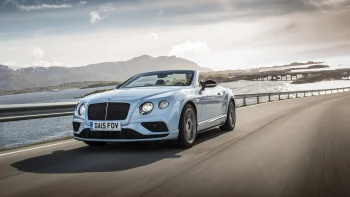 голубой кабриолет bentley continental gt на фоне норвежского фьорда, bentley gt continental, bentley, бентли, горы, вершины, холмы, движение, дороги, пути, трассы, шоссе, магистрали, автострады, проспекты, проезды, заливы, бухты, проливы, фьорды, кабриолеты, машины, автомобили, море, моря, мосты, небо, пейзажи, скорость, фары, авто