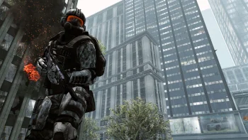 боєць спецпідрозділу c.e.l.l. на тлі хмарочосів, crysis, крізіс, будинки, будівлі, вогонь, гвинтівки, зброя, кіборги, хмарочоси, ігри