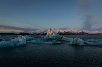 icebergs in the jökulsárlón lagoon, antarctica, arctic, glaciers, ice, ices, icebergs, landscapes, mountains, peaks, hills, ocean, oceans, pacific ocean, sky, snow, winter, winters, nature, world