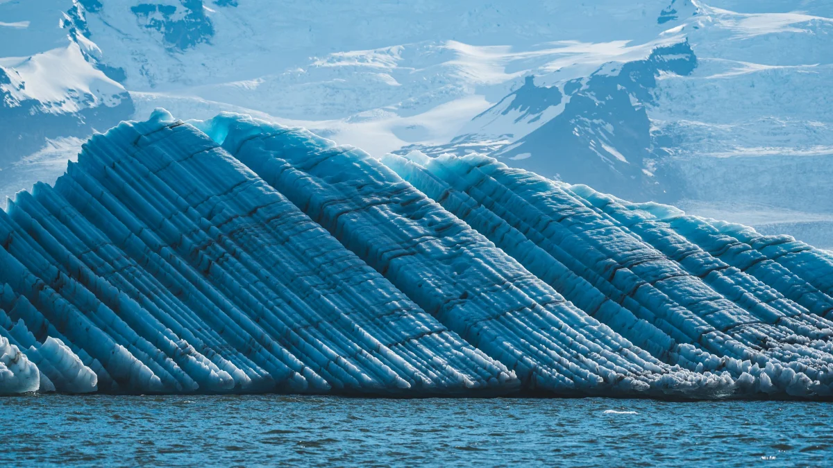 the blue glacier in iceland's jökulsárlón lagoon, antarctica, arctic, glaciers, ice, ices, icebergs, landscapes, mountains, peaks, hills, ocean, oceans, pacific ocean, snow, nature, world